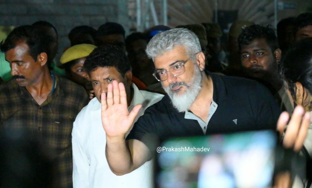 OGSimbu_'s tweet photo. Kadavulai nerla paathaalum ivlo santhosham varuma-nu theriyadhu... Aana Thalaiya oru nodi paatha indha rasigargaloda mugathula therinja santhosham dhaan avar vaazhkaiyila sambadhichathu. 🤍🥺🛐! https://t.co/3xZzeqppi2