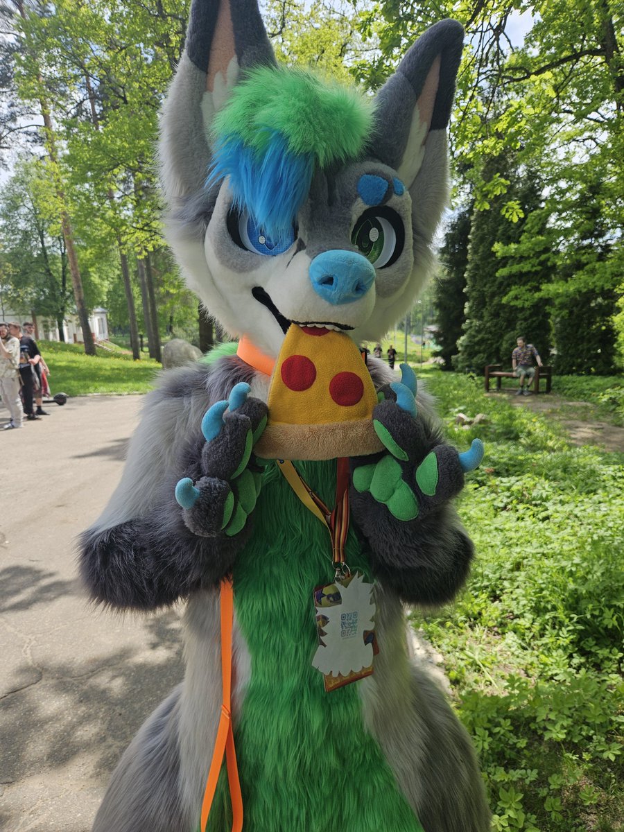 vovan_the_fox's tweet photo. Pizza Time!

#furry #fursuiting #FursuitsEveryday https://t.co/Phl28ryMv6