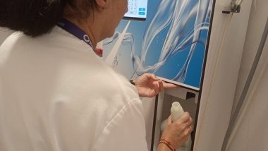 GrupoHLA's tweet photo. 👉 #HLAVistahermosa presenta su ‘Dispensador sostenible de productos de limpieza’, una iniciativa que optimiza el uso de productos químicos y reduce el impacto ambiental asociado a los procesos de limpieza hospitalaria ➡️ https://t.co/Y07lEysVhP https://t.co/A2EL6iDtMW