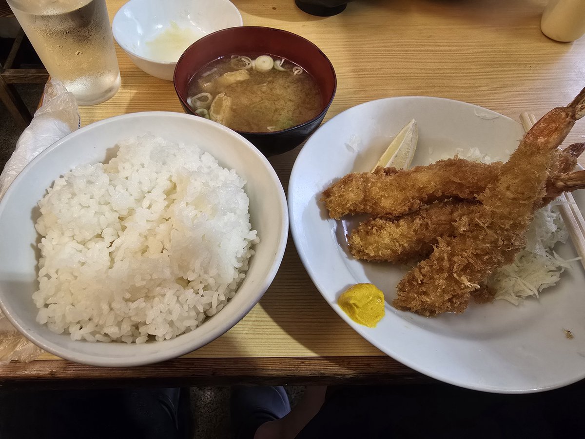 TNP_NINOSAN's tweet photo. 今日は朝から大田市場へ。😎

エビフライ定食大盛
トンカツ単品
ライス大追加
かき氷🍧
ホットコーヒー

かき氷はなかなか良かったが、
頭がきーんとなったわ(笑)
がっついて食べたから、、、

ガッツリ食べて帰りました。🚙 https://t.co/6nZY3vGPS8