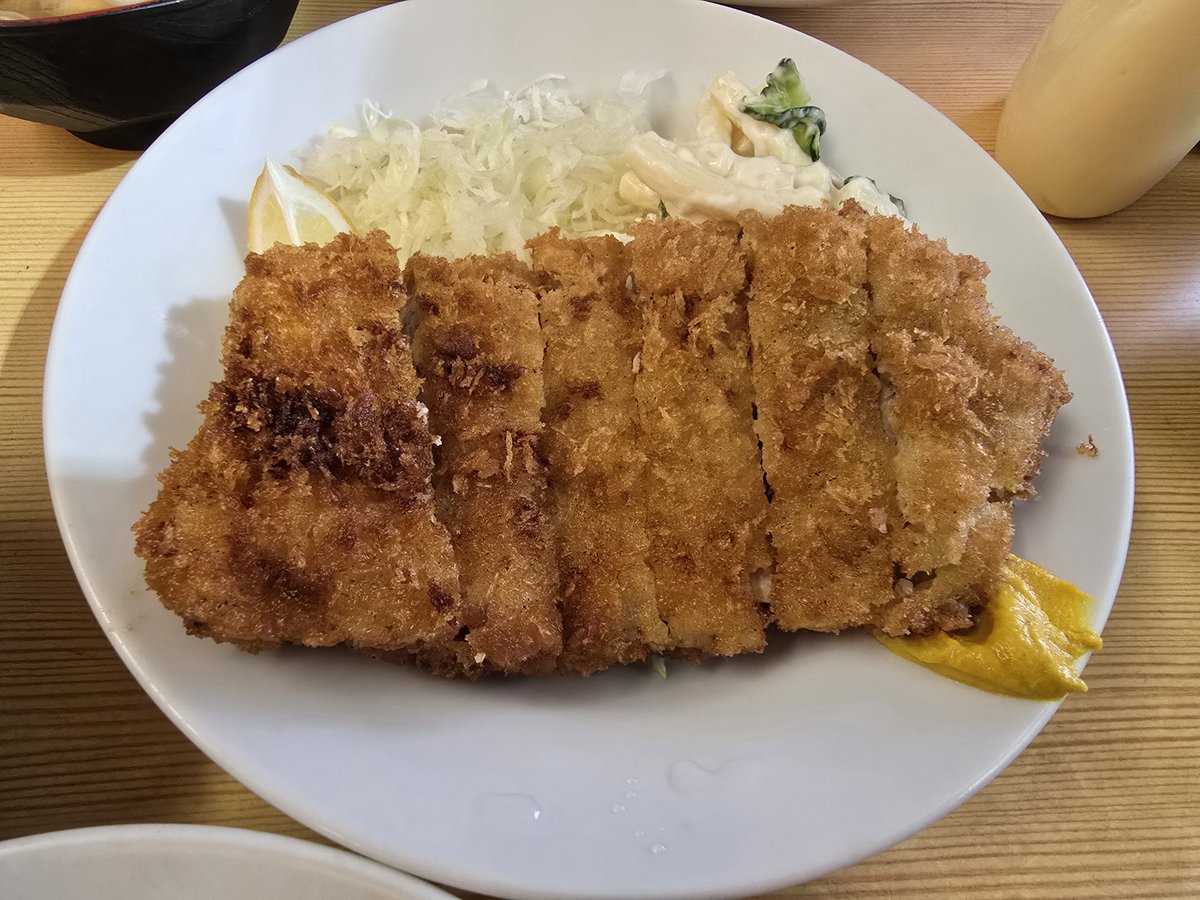 TNP_NINOSAN's tweet photo. 今日は朝から大田市場へ。😎

エビフライ定食大盛
トンカツ単品
ライス大追加
かき氷🍧
ホットコーヒー

かき氷はなかなか良かったが、
頭がきーんとなったわ(笑)
がっついて食べたから、、、

ガッツリ食べて帰りました。🚙 https://t.co/6nZY3vGPS8