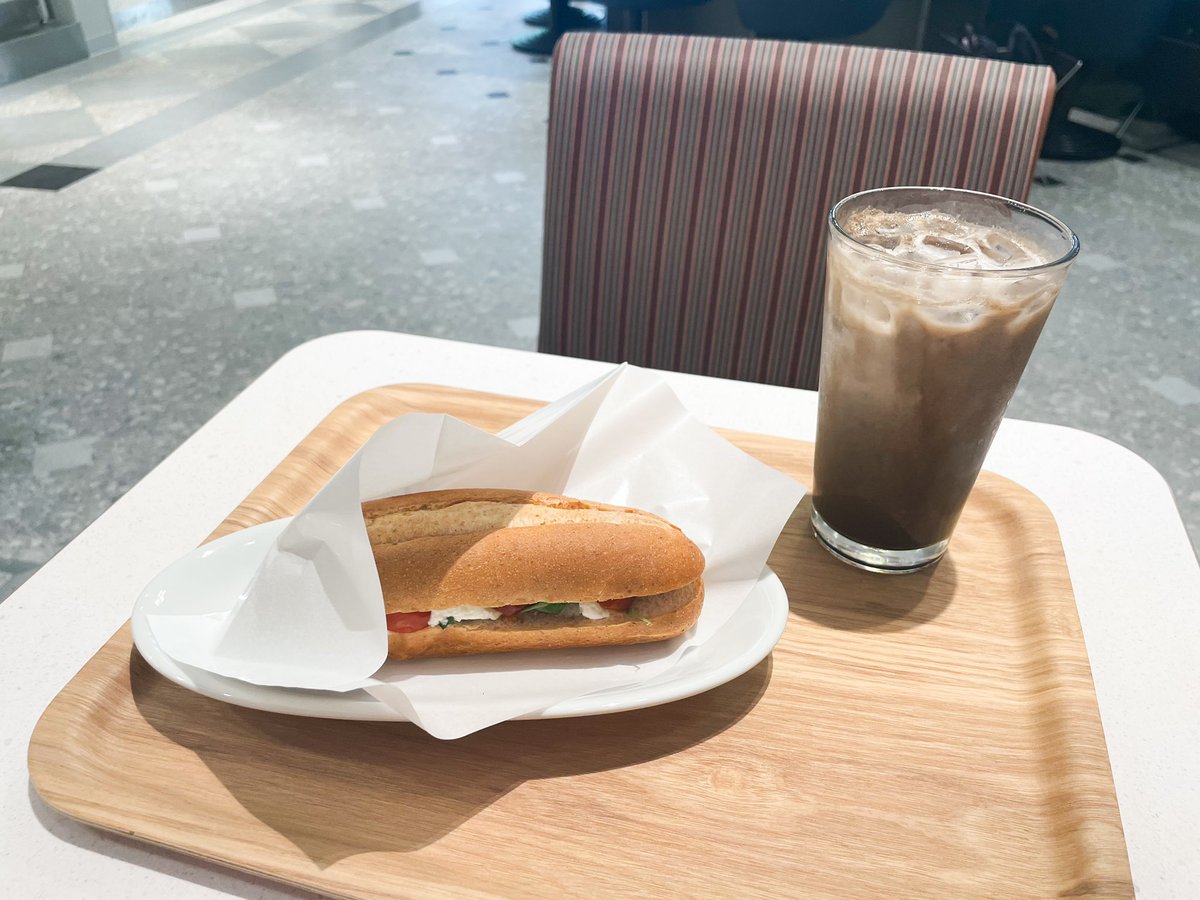 cafe_arukist's tweet photo. 今年7月1日、日本大学お茶の水校舎1階にオープンしたエクセルシオールカフェに行ってきた🕍

クラシカルな外観も、上品で落ち着いた内観も魅力的。チェーン店ならではのほっとする心地良さも。大きなテーブル席は少ないので1〜2名での利用がおすすめ。 https://t.co/taScjjrkcY