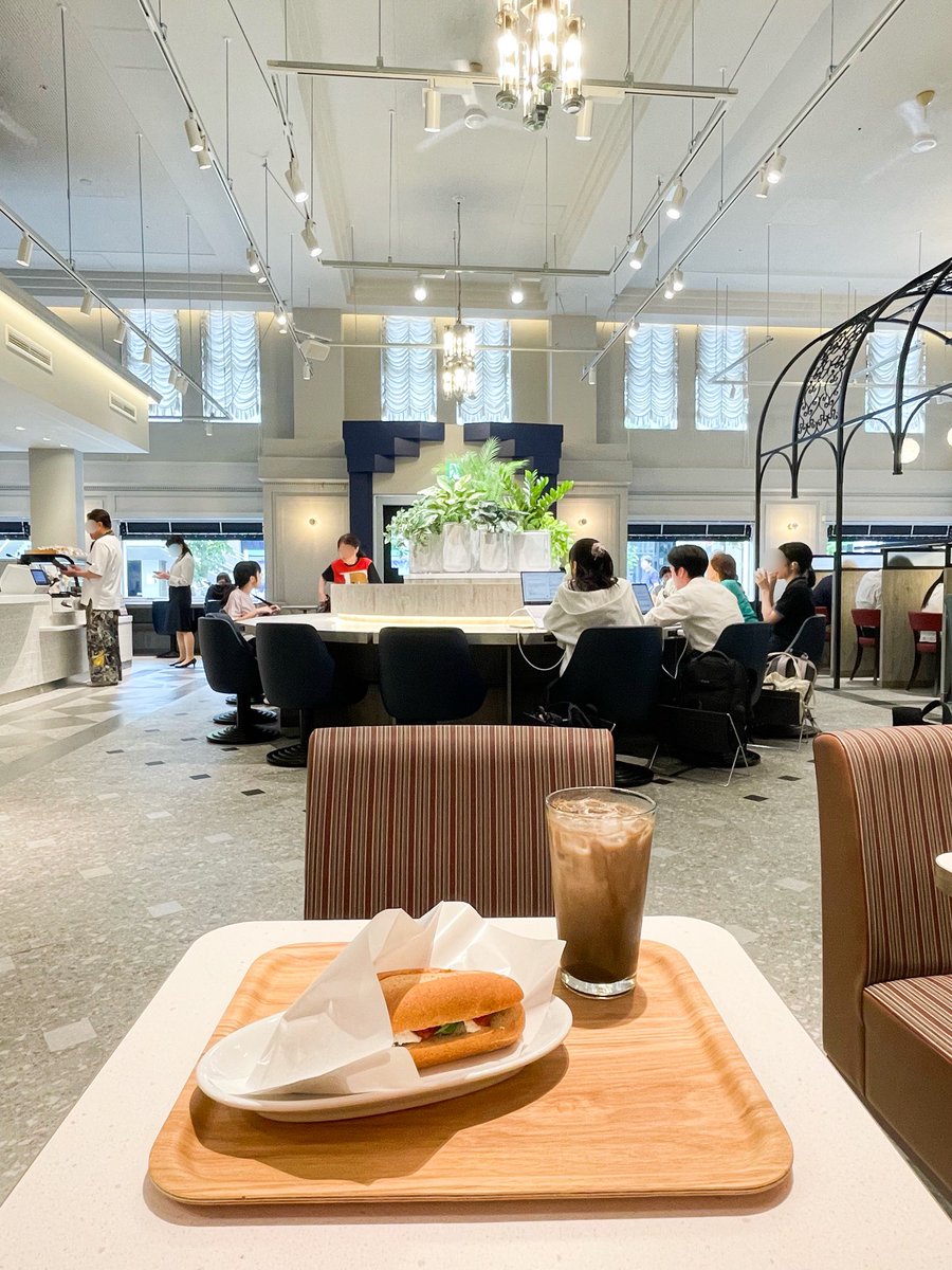 cafe_arukist's tweet photo. 今年7月1日、日本大学お茶の水校舎1階にオープンしたエクセルシオールカフェに行ってきた🕍

クラシカルな外観も、上品で落ち着いた内観も魅力的。チェーン店ならではのほっとする心地良さも。大きなテーブル席は少ないので1〜2名での利用がおすすめ。 https://t.co/taScjjrkcY