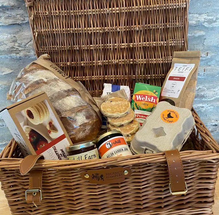 aroundaboutbrit's tweet photo. A Warm Welcome Awaits at Trewindsor Farm near Cardigan!
Trewindsor Farm is the perfect place to relax, recharge and enjoy everything Ceredigion has to offer.
https://t.co/9PwCx4UMjd
#TrewindsorFarm #Cardigan #Ceredigion #Wales #SelfCatering #Getaway #Countryside #WelcomeHamper https://t.co/Z3YrEJGGes