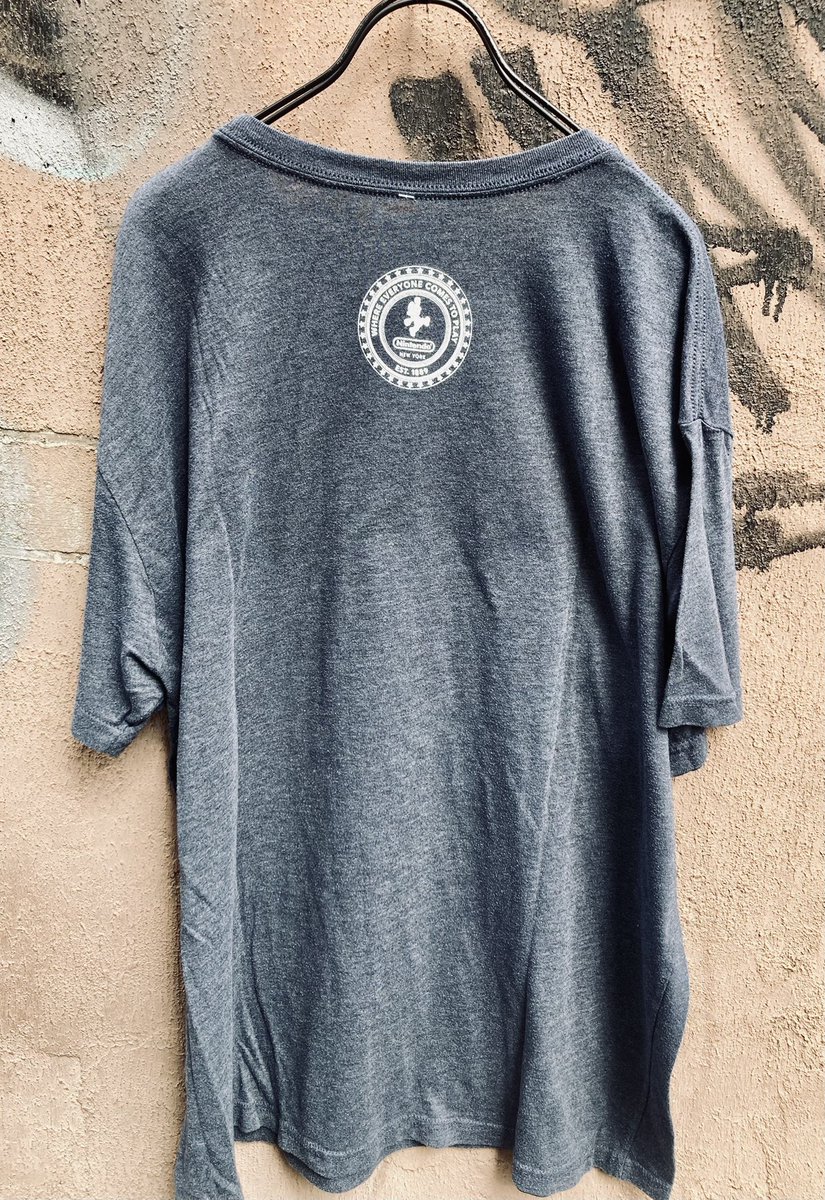 uvcss_junkside's tweet photo. かつては世界唯一の任天堂直営オフィシャルグッズストアだったNintendo NEW YORKの公式Tシャツ🎮🎴

バックにプリントされているマリオのシルエットが小さいながらも圧倒的な存在感を放っていますね⭐️🍄🦖⛱️🐢

#アキバの洋服屋 #ジャンクサイド #秋葉原 #古着 https://t.co/qTBunCQgld