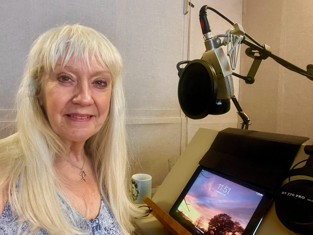 TaraWardBooks's tweet photo. #MindfulMonday: I am back in a recording studio again at @id_audio, this time for a wonderful 6-day #Audiobook. More details to come when I am allowed! May I offer a #HotWeatherTip? The scent of #PurePeppermintOil, sprinkled on a tissue, can really uplift and cool! #Aromatherapy https://t.co/bqazljFhAt