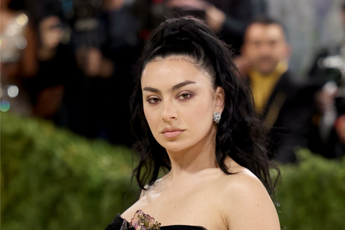 RollingStone's tweet photo. Charli XCX dropped an extended version of her new album, 'Music, Fashion, Film (B-Sides Edition),' on Sunday.

More"
https://t.co/oaBNu63j43 https://t.co/krrPPGM0jF