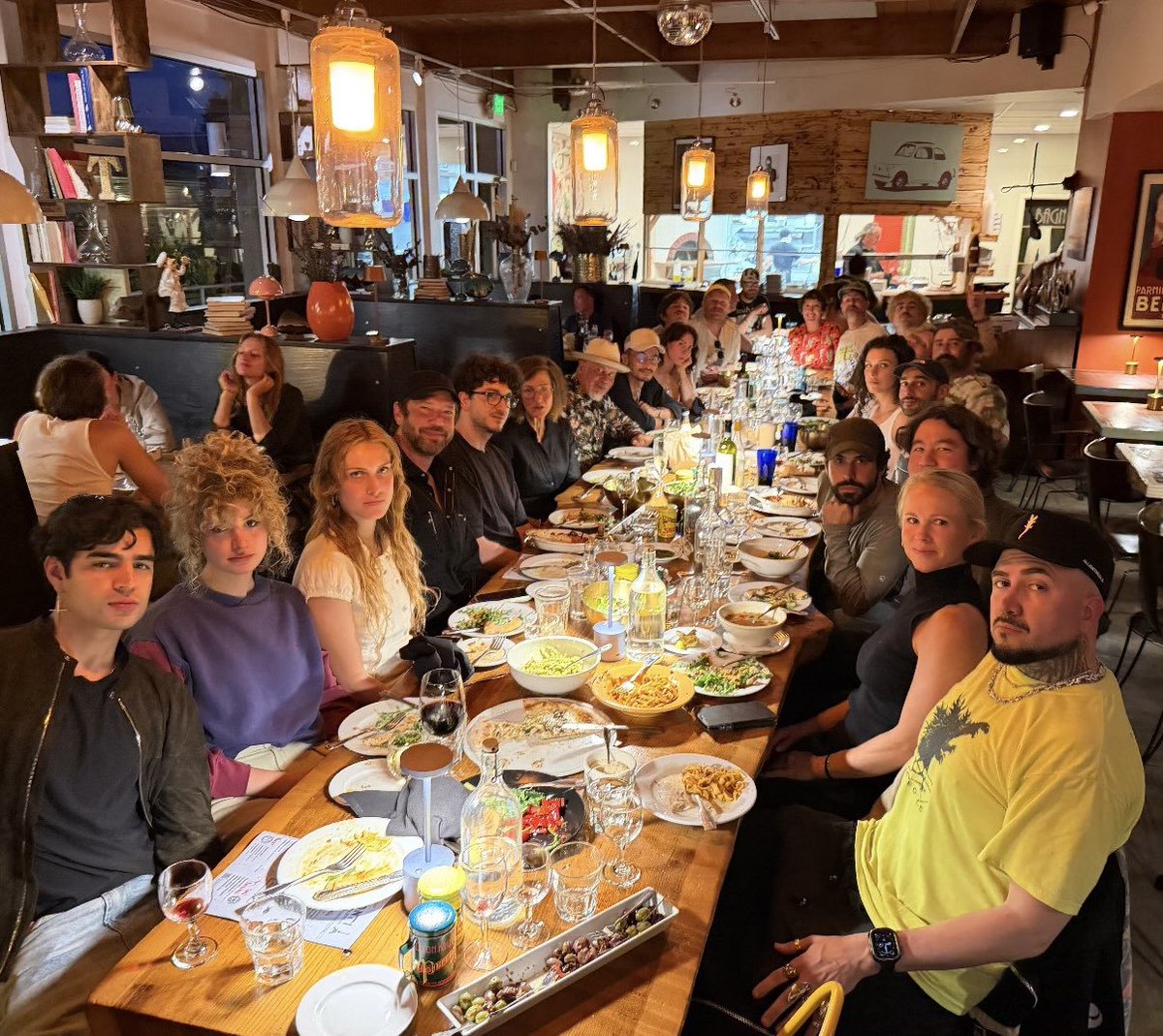 Mariana88224152's tweet photo. Los haters sufriendo porque se sacan conclusiones del 🍑 cuando Aarón está en USA con amigos y familiares de Oliver Tree 🤍 
Aquí todos reunidos en una cena 🫶
Hay prioridades ✨

No todo gira en un reality que para ustedes creen que es importante 👈

#AaronMercury https://t.co/isT0OVk08C