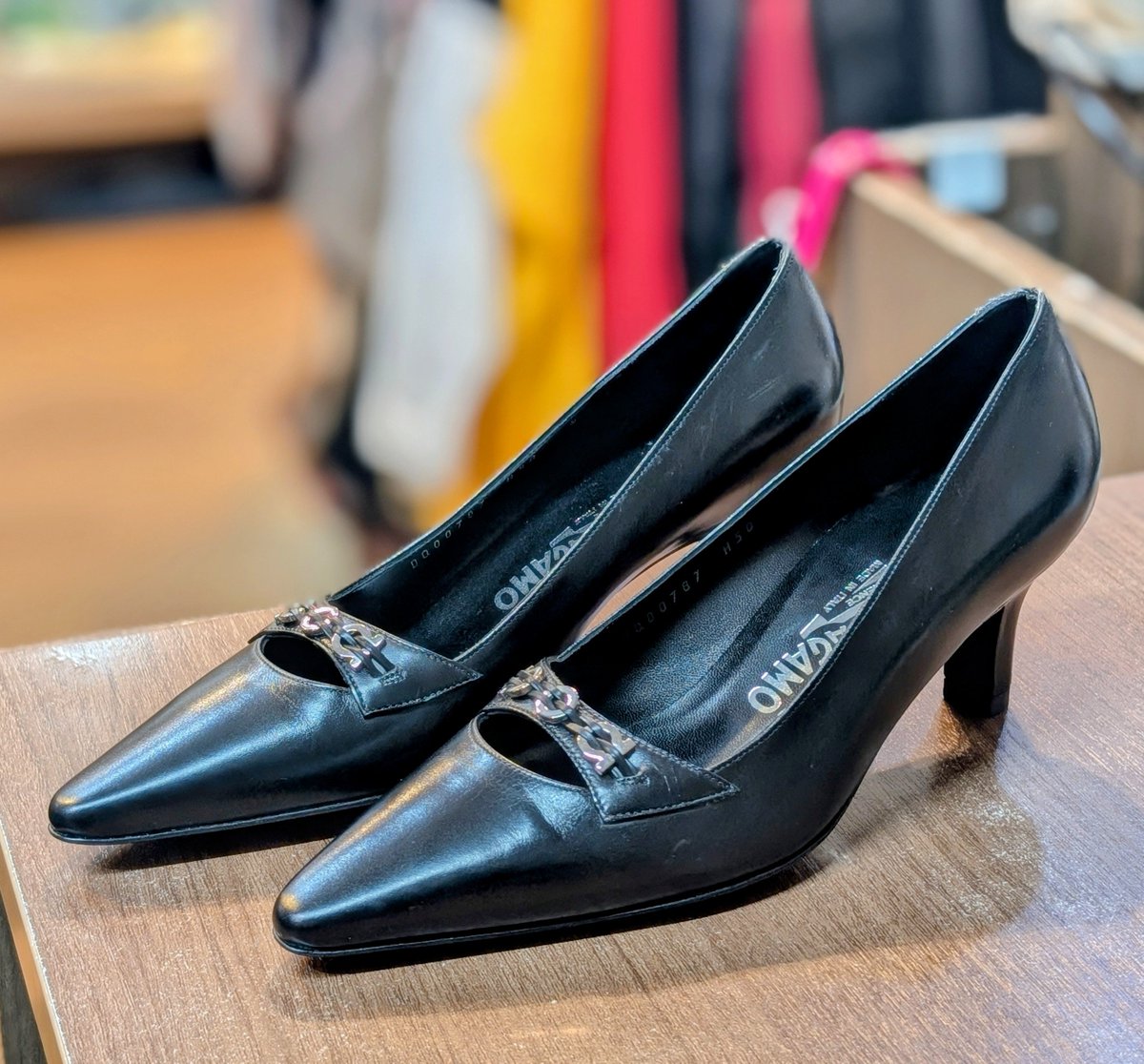 recycle_color's tweet photo. Ferragamoの靴入荷しました。

江古田店は、江古田駅から徒歩5分
桜台店は、桜台駅から徒歩3秒（2階）
ブランド品から雑貨、化粧品や家電等、何でも買取リサイクルショップです。よろしくお願い致します
#VINTAGE
#USEDclothes
#Reuse https://t.co/XIqgUUnXUf