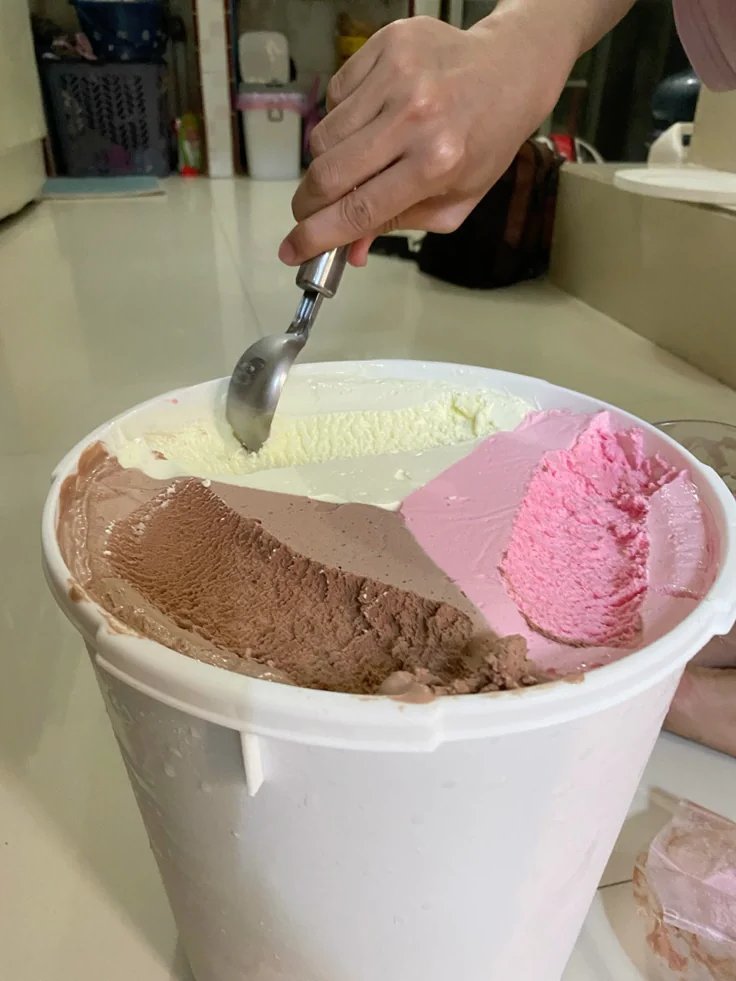 mowwzarellaa's tweet photo. siang siang gini enaknya makan eskrimg segentong ga si? 🤤🤤 https://t.co/PyzztRhfYE