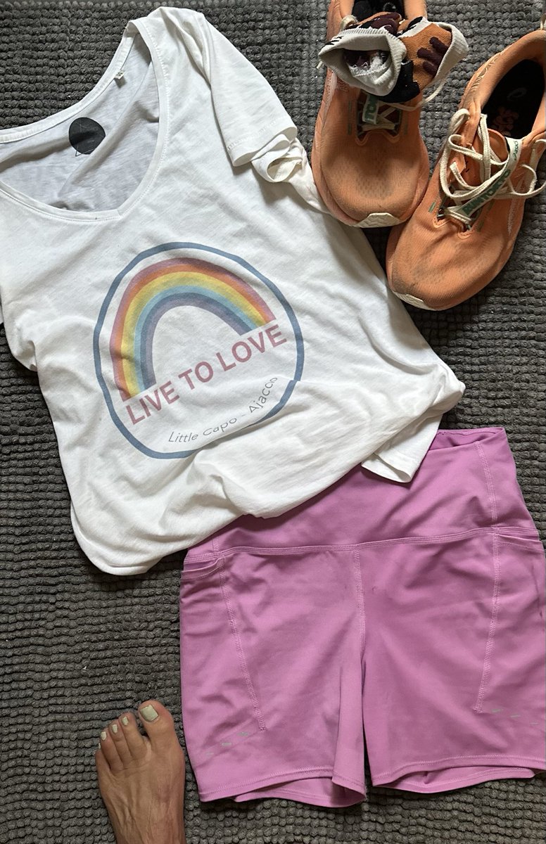 chiarab70's tweet photo. Qui è quando ti sei dimenticata di portare la parte sopra per il running.
Ma l’outfit è comunque salvo
Sempre per caso, ma non a caso
#LiveToLove🌈
#RunBabyRun🏃🏽♀️ #DiarioDiUnaSchiappa🥳#AndamentoLento🦥 #iocorroqui #MorningRunAlwaysFun🎉 https://t.co/yyUtPGIvDd