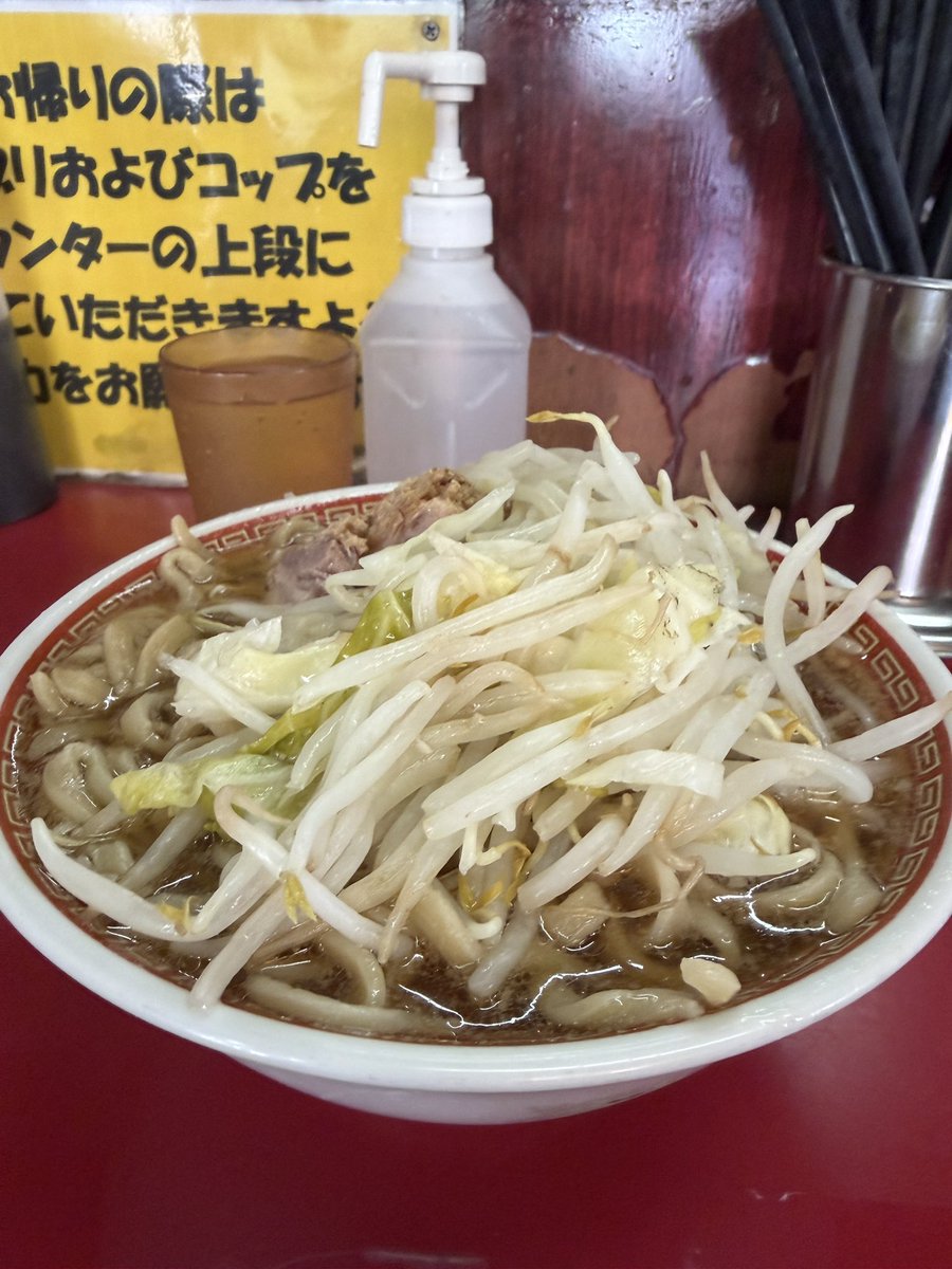 TOMx2's tweet photo. 研修生の同乗研修でした。

二郎食べてみたかったとのことで、小平での案件の後一橋学園店に行くも臨休…

環七新新代田店へ向かうも宣告…

負けじと目黒店に向かうと、なんと並びが9人！

15時半店着、15時55分退店。

研修生からも美味しかった！をいただきました。

#ラーメン二郎目黒店 https://t.co/weFhTwWovb