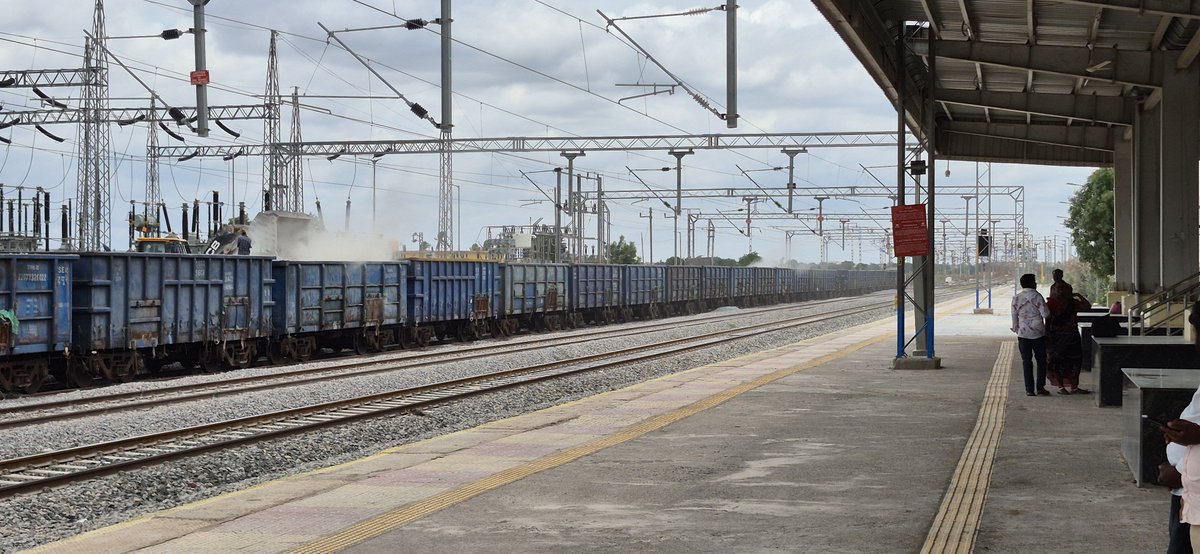 DRSCHOWDARY's tweet photo. Severe dust pollution from wagon loading at Rangapuram (RGM) station is causing huge inconvenience. Passengers can't sit, and clothes are getting ruined. Many Maddileti Swamy temple pilgrims suffer here on Saturdays. Pls look into this urgently @RailMinIndia @drmgtl @naralokesh https://t.co/jxVI6xtsc6