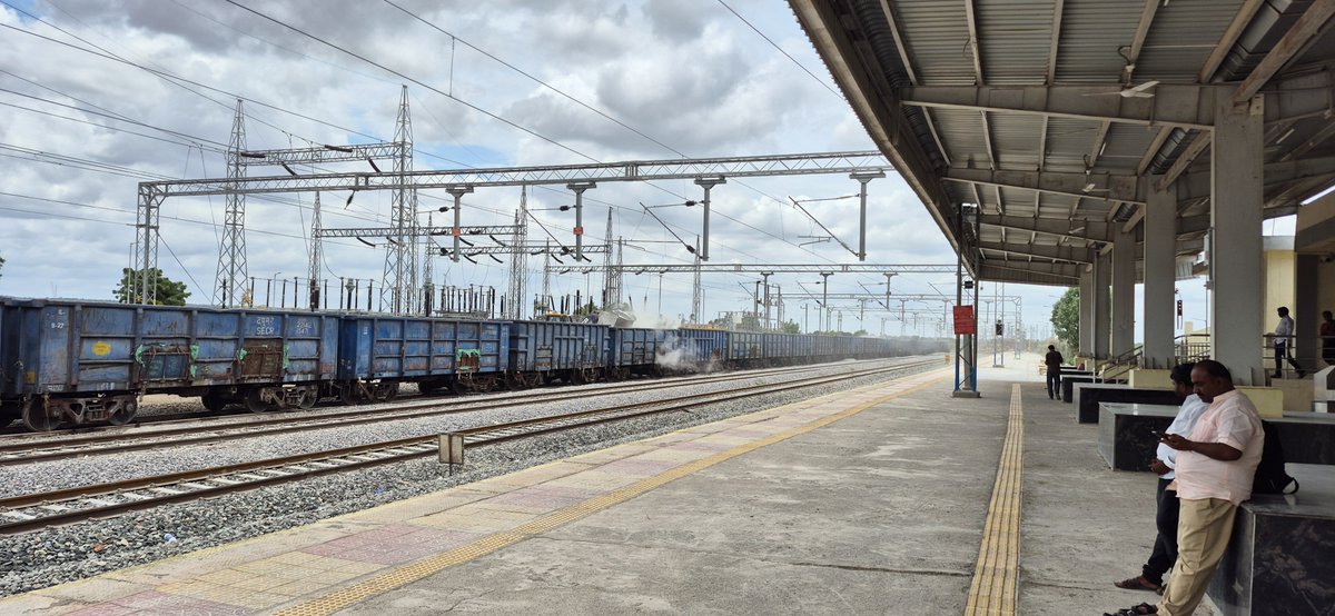 DRSCHOWDARY's tweet photo. Severe dust pollution from wagon loading at Rangapuram (RGM) station is causing huge inconvenience. Passengers can't sit, and clothes are getting ruined. Many Maddileti Swamy temple pilgrims suffer here on Saturdays. Pls look into this urgently @RailMinIndia @drmgtl @naralokesh https://t.co/jxVI6xtsc6