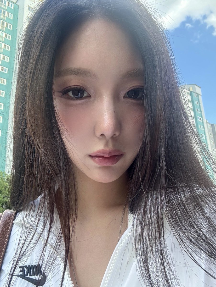 BadVillainbbl's tweet photo. Yunseo Bubble Update  #윤서 #YunSeo #배드빌런 #BADVILLAIN

"원본 

--언니, 노래 하나 추천해 주세요!

적재선배님 새벽 통화~

당연히 셀프 메이크업이쥐

이거 말해도 되는지 또 모르겠지만 ㅎㅎ

스테이씨 아이사선배님께서 나랑 잘 어울릴 거 같다고 선물로 블러셔 받았는뎅

그걸로 써봤오ㅎㅎ 오때??

언니가 그 두피에 뿌리는 거랑 엄청 많이 줬어,,

윤서는 제가 보낸 메시지를 보고 다음 버블에 💜보라색 하트를 넣어주실 수 있나요? ？！

💜

--립스틱이 무엇인가요? 정말 보기 좋습니다

베이스는 컬러그램 발레핑크!
그리고 포인트 컬러는 캔메이크 립스틱? 06호!
위에 글로스는 캔메이크 립글로스 03!!
글로스 진짜 강력 추천 너무 영롱해

--화장품 뭐썼는지 공유해줘ㅓㅓㅓ

블러셔는 에이오유 05 생글볼! 이거 여름에 포인트로 얹으면 그냥 생기가,, 🫠 쿨톤인데도 넘 좋았으

--저는 형에게 반했습니다.

마 기대라

--화장 기술이 좋다

원래 좋았어"