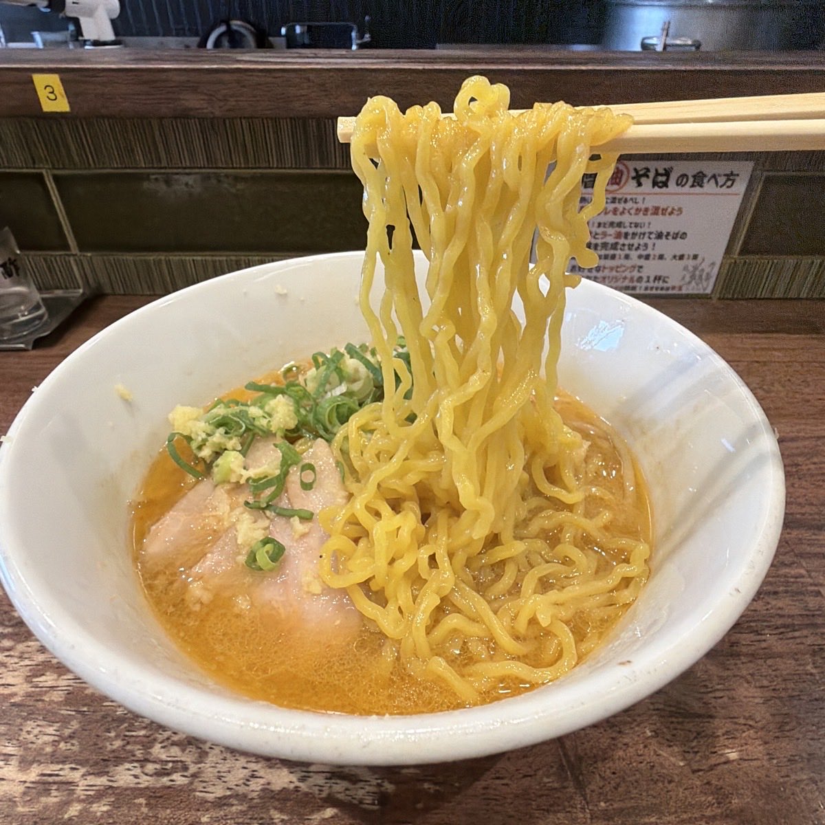 hirofsky's tweet photo. 麺屋翔 みそ処@新宿
味噌らーめん　1,000円

麺大盛りかライス無料。
麺屋翔さんの味噌らーめんのお店。
鍋で味噌スープともやしを煮るスタイル。
着丼前にに生姜を擦ってかけてくれる。

スープ うまっ！
スープも麺も札幌味噌らーめん寄り。
私の好きなタイプ。

トッピングはモヤシ少なく残念。 https://t.co/UvuLmLFdBU