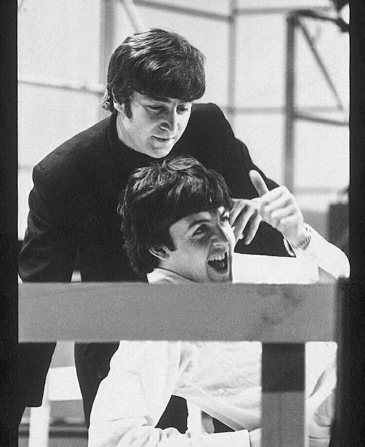 bewareofdrkness's tweet photo. This is like the mclennon picture ever https://t.co/D68iSepohj