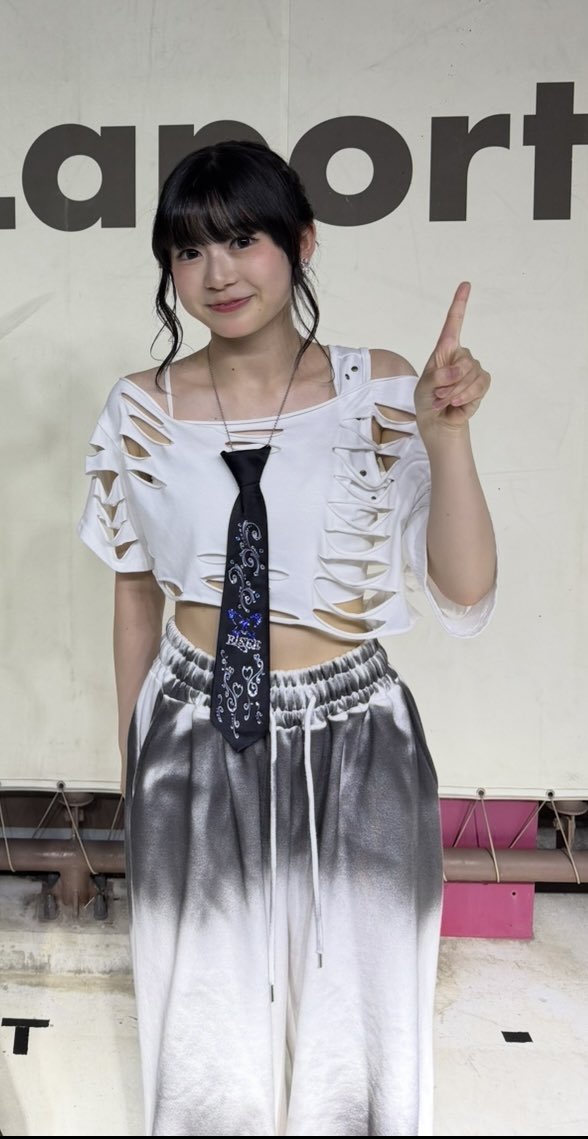 SUBARU_ELSEE's tweet photo. KARINちゃん誕生日おめでとう㊗️🎉

いつもふわふわしてるけどステージだと別人のようにダンスや歌を見せてくれるね😉
お喋りは苦手でもダンスや料理🍳芸術方面で表現して魅力しちゃいましょう🩵

#ELSEE #KARIN
#KARIN生誕祭2026
#HappyKarinDay #KARINInBloom https://t.co/cGixpw4BTT