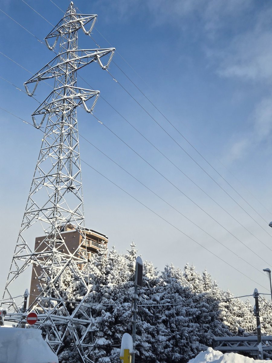 InfiniCrewDiary's tweet photo. こちら、昨年度の冬に撮った北海道札幌市の雪景色になります❄
雪が恋しくなりますね。
昨年、弊社社員の中には人生初のスノーボードを体験した人もいるようですね🏂

#ウインタースポーツ
#暑すぎるので雪の画像で涼もう見た人もやる

https://t.co/LpuEmYJQJb https://t.co/HPyef7Xl4f