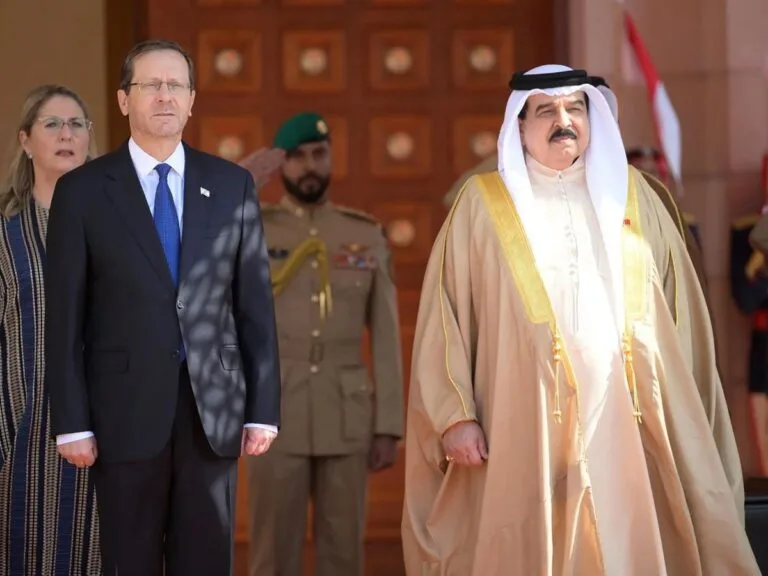 StocksCryptoAR's tweet photo. 🇧🇭 اتصال بين جلالة الملك حمد بن عيسى آل خليفة والرئيس الإسرائيلي إسحاق هرتسوغ تناول آخر التطورات الإقليمية والدولية، إضافة إلى العلاقات الثنائية في إطار اتفاقات إبراهيم.

التحرك يأتي في توقيت حساس تمر به المنطقة، مع تصاعد التوترات الأمنية وتزايد الحاجة إلى قنوات اتصال مفتوحة تمنع توسع الأزمات وتدعم الاستقرار.

البحرين تؤكد من خلال هذه الاتصالات حضورها الدبلوماسي المتوازن، وحرصها على الدفع نحو الأمن والسلام والتعايش، مع متابعة دقيقة لكل ما يمس أمن الخليج والمنطقة.

في مثل هذه المرحلة، الحوار ليس تفصيلًا سياسيًا.. بل أداة ضرورية لتخفيف التصعيد وحماية المصالح المشتركة.

#البحرين #إسرائيل #الملك_حمد_بن_عيسى #إسحاق_هرتسوغ #اتفاقات_إبراهيم #الخليج #الشرق_الأوسط #الأمن_الإقليمي #الدبلوماسية #السلام