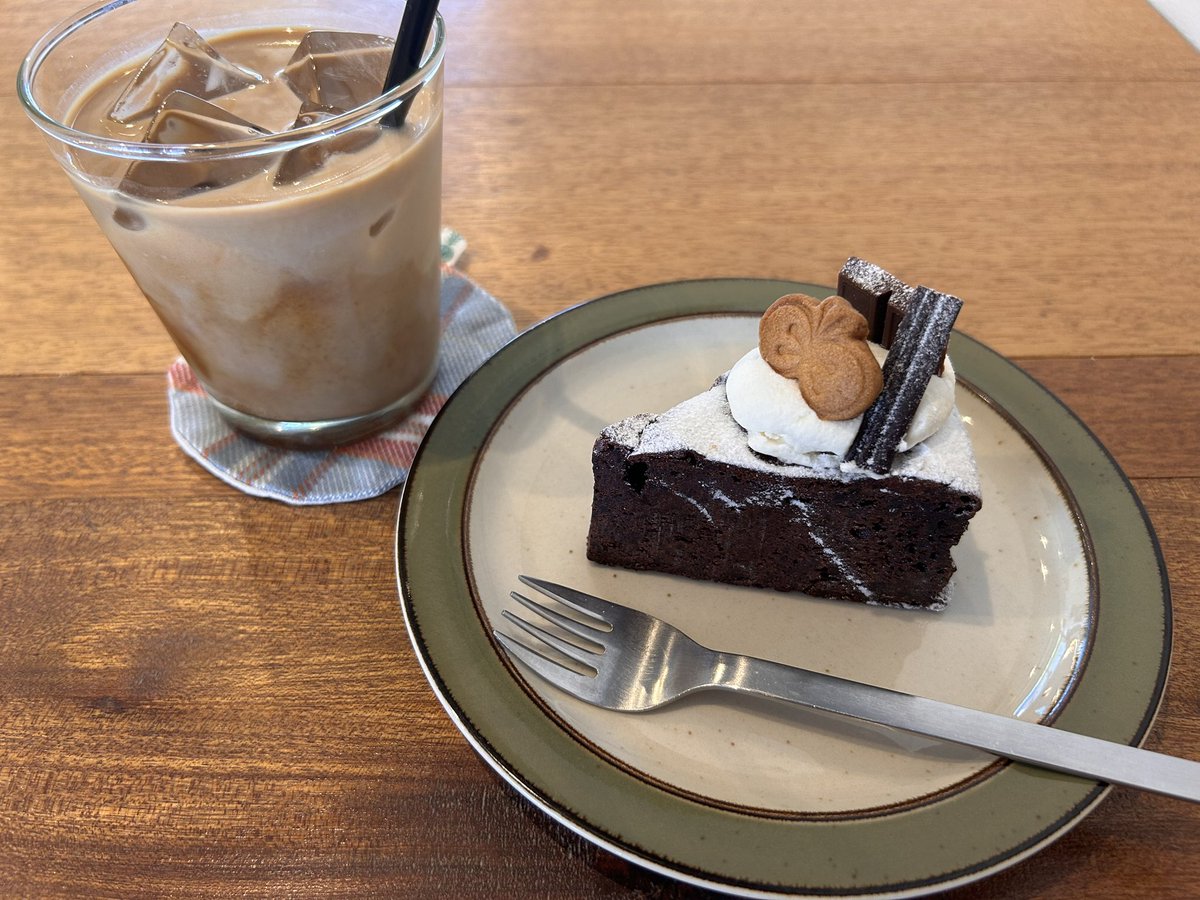 Conoha_537's tweet photo. @wh1tebearHPWU おめでとう〜🎊
お仕事頑張ってね。
ケーキは代わりに食べておきます😋 https://t.co/9svXOMGW6t