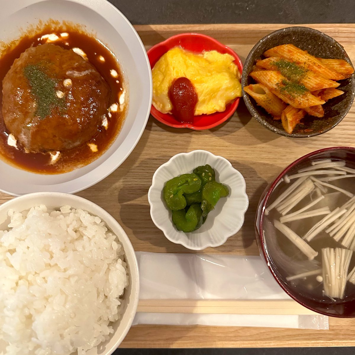 OBANZAI_CUE's tweet photo. おはようございます☀

ランチタイムおーぷんしました🍽️

✳︎おばんざいランチ(小鉢2種、メインおかず、漬物、味噌汁) ¥1000-

今日のメニューは
🍙ハンバーグ
🍙ペンネアラビアータ
🍙チーズオムレツ
🍙オニオンスープ

✳︎肉吸い＆蘭王卵のTKGセット　¥950-

ご飯大盛り無料です✨

ダーツ🎯
オープン〜18時→1000円投げ放題
18時〜ラスト→1000円投げ放題

終日投げ放題1500円

orインコインオールゲーム100円です🙆‍♀️

よろしくお願いします❤️‍🔥