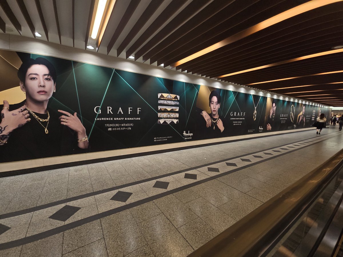 BTS_613Ari's tweet photo. 阪急梅田前の通路にジョングクのGRAFFの特大広告が登場。これは凄い😭👏 https://t.co/JEj9Ja6PXK
