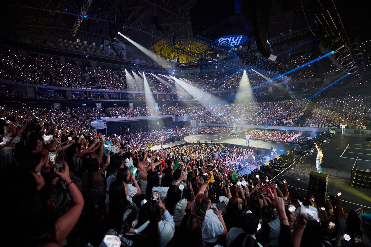bmariaerigom's tweet photo. They posted photos from Manila stop 🤍 the staff also can’t move on like us! Can this be the sign for encore or maybe the next last stop for EP7 please? 😏 https://t.co/P45QN0OldU