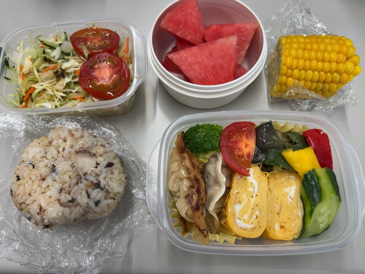 hamorhysm's tweet photo. 今日のお弁当

サバ缶と梅干しの炊き込みご飯
手作り餃子
卵焼き
きゅうり漬け
パプリカのピクルス
茄子とピーマンの味噌炒め
プチトマト
ブロッコリー
キャベツサラダ
スイカ
とうもろこし　など

#お弁当 #お弁当記録 https://t.co/7AH9tyKzou
