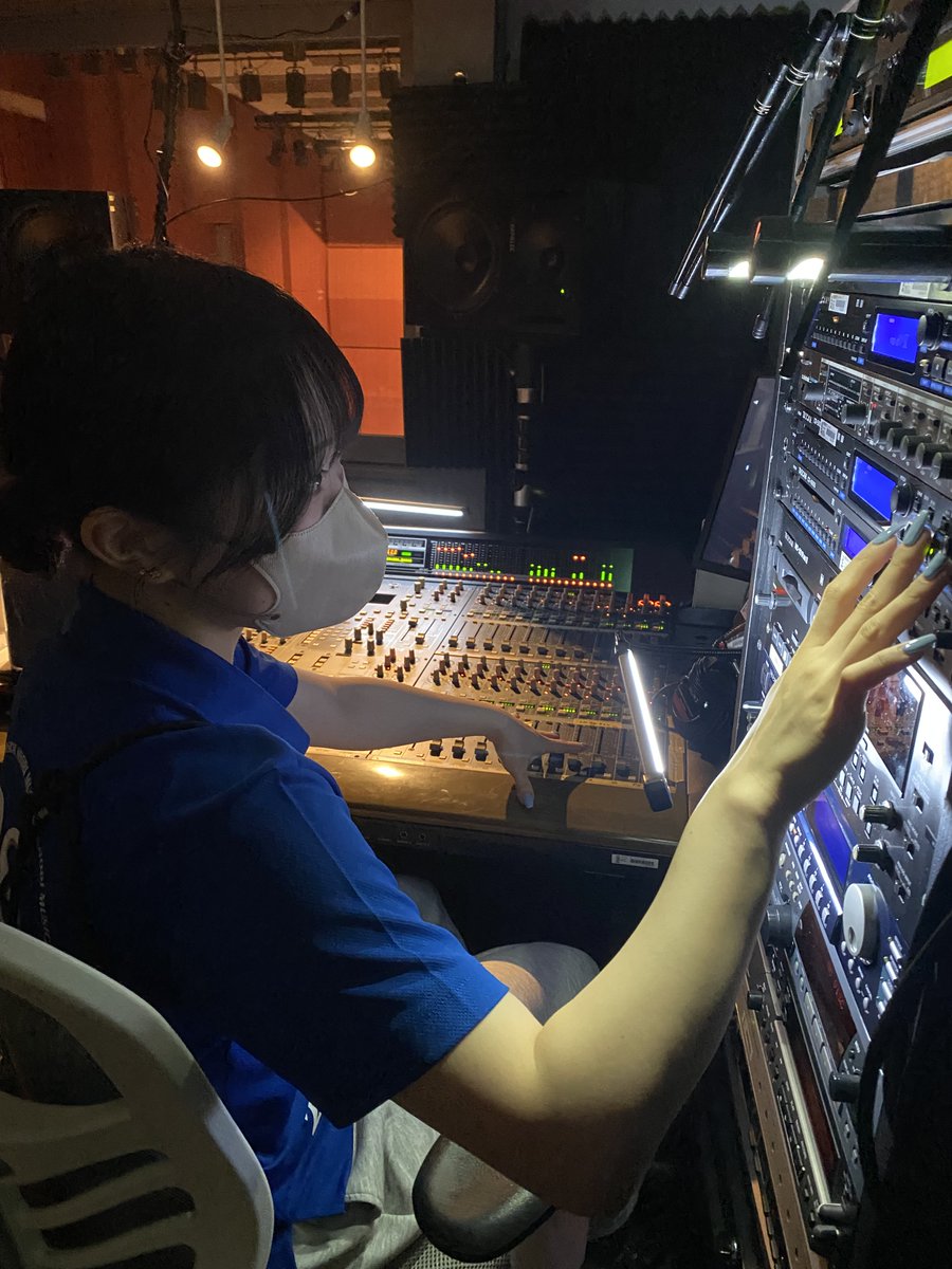 SHOBI_PA's tweet photo. 7月25日（土）バリオホールにおいて今年度の「舞台製作研究・学生作品発表会」を開催しました。演出製作専攻では舞台の仕込みから、セットの組み立てや幕の設置、照明や音響サポート、ばらしまでを担当しましたよ！
「舞台演出」を総合的に学ぶ実習ができました！
＃尚美演出製作専攻 https://t.co/V6l4TRxOuI