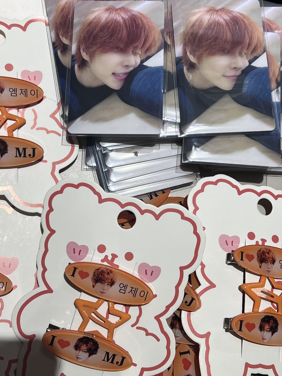 Awatermelon0223's tweet photo. 🧡MJ <The HANG OUT> 나눔공지🧡
🎁 수량 50개
MJ헤어핀 2개+별핀 1～2개+포토카드 구성입니다 
현장 주변 분들께 랜덤으로 드릴게요 🙌

오렌지 dresscode 준비하지 못하셨다면 좋은 액세서리가 될 거예요 🍊

PS. 포토카드는 특수소재로 촉감이 달라요👀

#MJ #엠제이 #ASTRO #The_Hangout https://t.co/qs7589CeDg