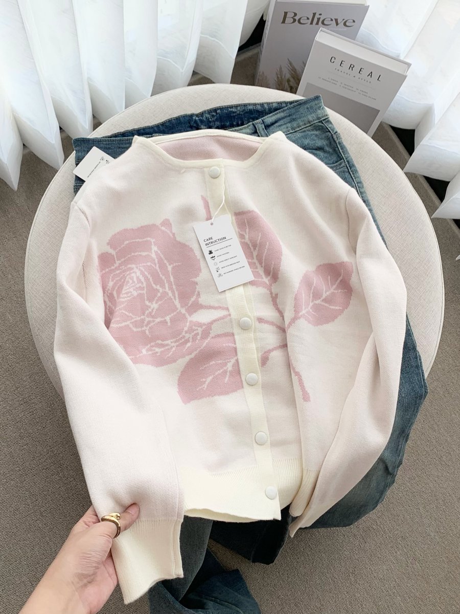 rubahywuebei's tweet photo. BARU nemu cardigan yang motifnya secantik ini 🥹🌸 
cakep banget dipakai sama jeans, langsung keliatan manis https://t.co/6zFCNb51CQ