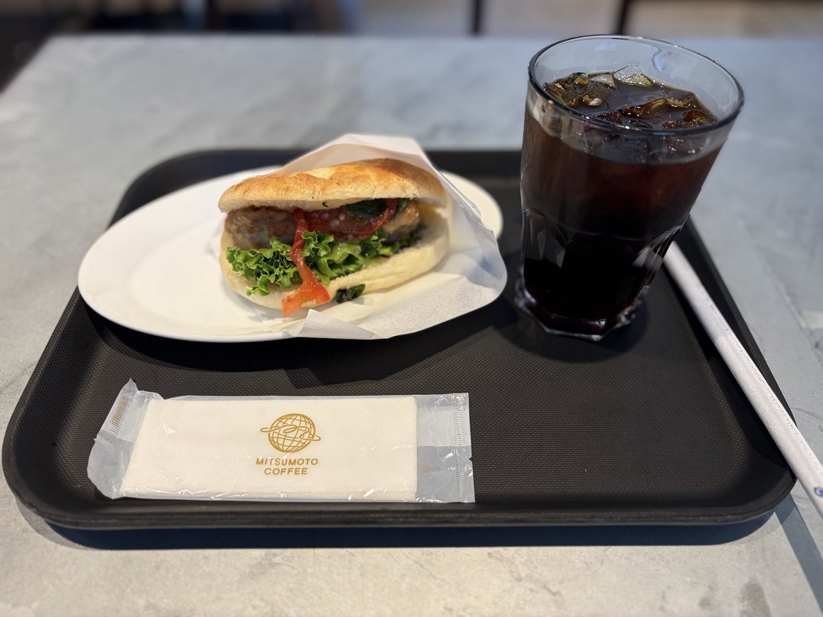 0__Smith's tweet photo. tyトーキヨウ🐧🌟
帰る前にいつも寄るカフェのいつも座る席でチルかましてるけど内心クッソ早く帰りたいし毎回この待ち時間だるすんぎ❕ぱるしたい https://t.co/dJRbKy7daH