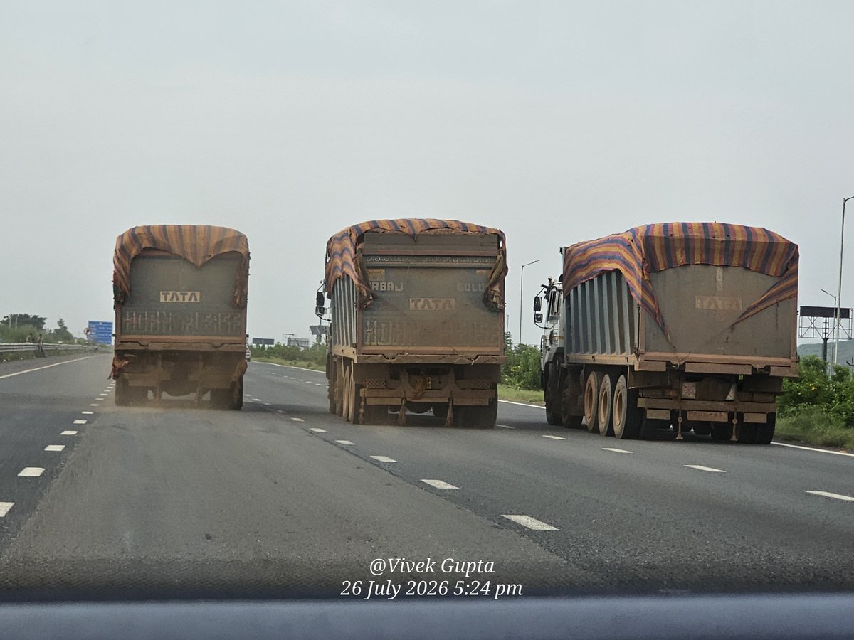 vivekg117's tweet photo. Blatant breaking of High way rules. Potential cases of accident waiting to Happen . 
Trucks moving in all lanes . NE 4
@NHAI_Official , @timesofindia , @ NitinGadkari https://t.co/6CpPnMZQGK