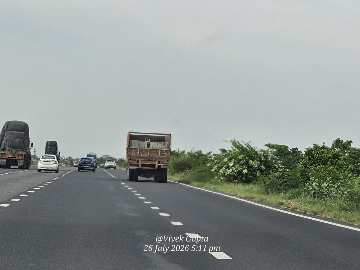 vivekg117's tweet photo. Blatant breaking of High way rules. Potential cases of accident waiting to Happen . 
Trucks moving in all lanes . NE 4
@NHAI_Official , @timesofindia , @ NitinGadkari https://t.co/6CpPnMZQGK