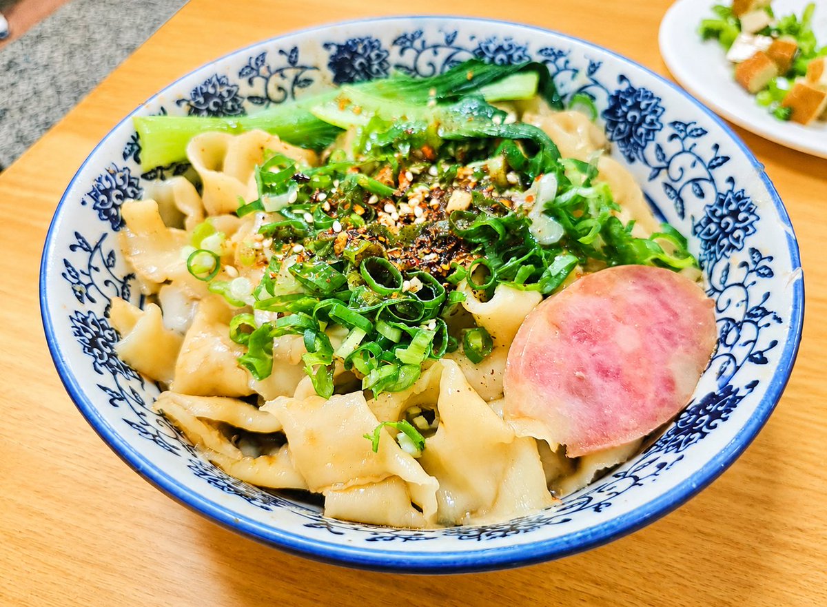 meifetaiwan's tweet photo. 【高雄グルメ】台湾には、店名のない無名店なのに、お客さんが絶えない人気店が結構あります。高雄のここもそんな一軒😊看板には「麵」としか書いてありませんが、いつもお客さんが途切れません。

私のイチオシは、幅広のちぢれ麺「潑辣麵（ポーラー麵）」🍜ごまの香ばしさ、ほんのり甘酸っぱいタレ、あとからピリッとくる辛さが、もっちもちの麺によく絡みます🌶️ この麺がほんとにたまらない。

小菜もいろいろ美味しいし、スタッフさんも親切で、無料のアイスコーヒーのサービスも嬉しい☕
☕️無名麵店：高雄市苓雅區英明路240號