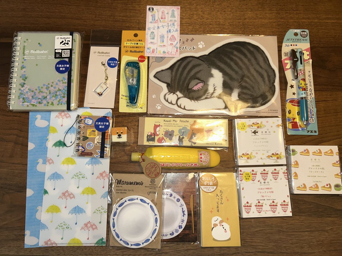 SPXGmjufopFyUdq's tweet photo. 文房具好きだから興味あって行ってみた。👧の分もあるけど買いすぎ😂でも楽しかった💕一番のお気に入りはフエキのJet stream ボールペン0.5mmと0.38mm!
書きやすい❣️絵柄で和む☺️
👧は「ごめんネコ🐈」のマウスパッド。PCさわるたび💓になるらしい。
#文具女子博購入品
#文具女子博popupin京都2026 https://t.co/sHDB8lOCxZ