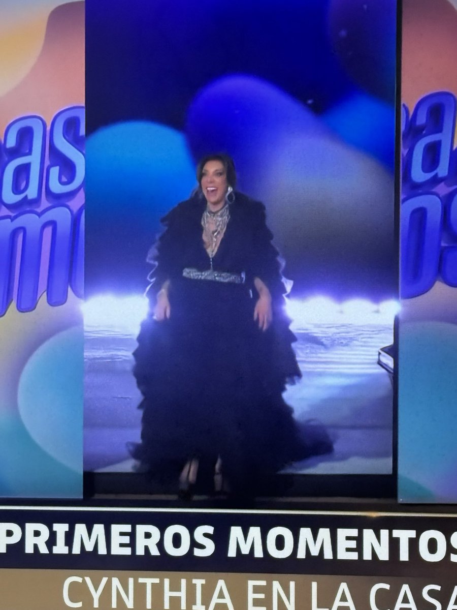 LolitaPlatan0's tweet photo. Que diferencia de Aura de estrella tiene Cynthia Klitbo a comparación de la loca decrepita de Laura Zapata.

Una VERDADERA DIVA.

#LaCasaDeLosFamososMx https://t.co/n4NVLQrAj3