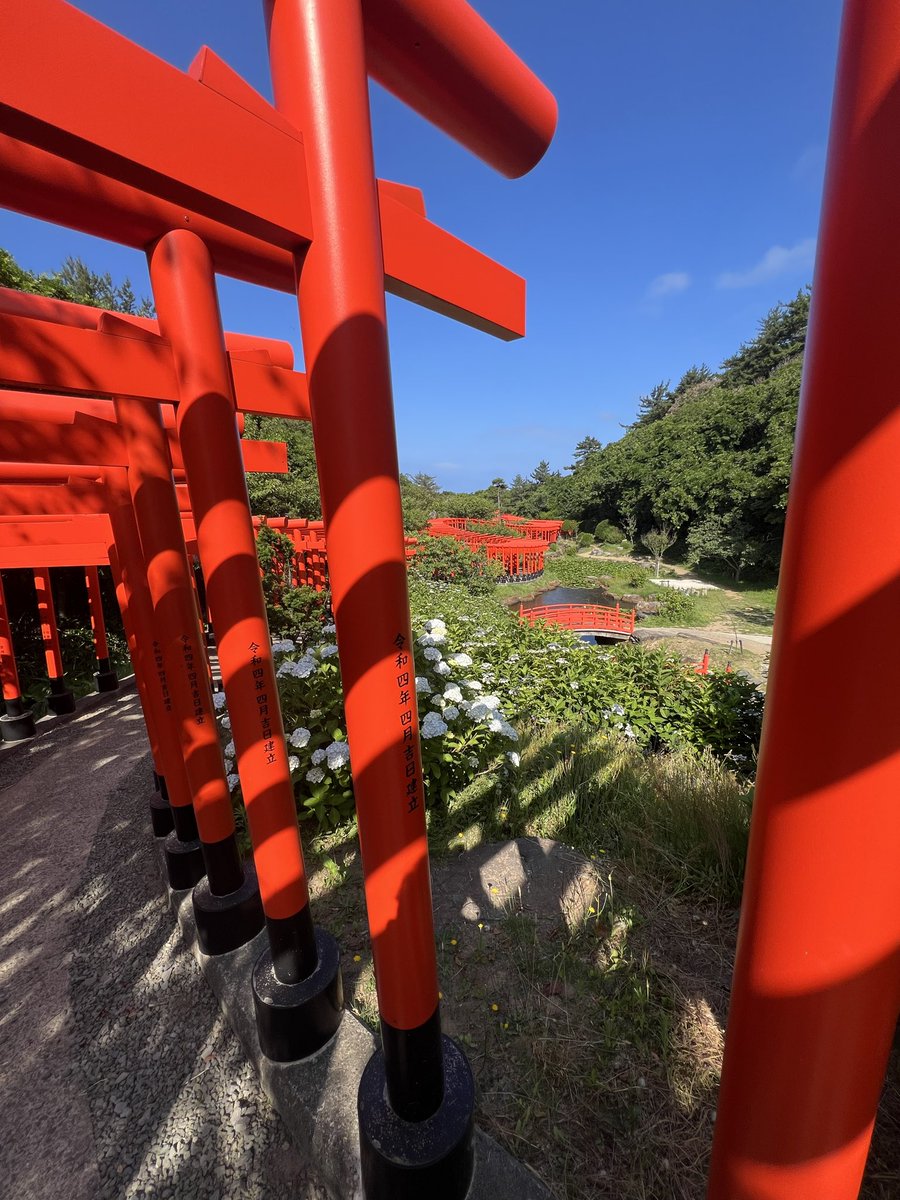Maka953827's tweet photo. 東北スピ旅、二社目は青森県・高山稲荷神社へ。
津軽を治めた豪族・安東氏の創建と伝わります。
伏見稲荷のような千本鳥居がうねり異世界のようでした。
お目当ては母狐に抱かれ眠る子狐の石像。穏やかな顔に癒されました。
古よりアイヌゆかりの地。
悠久の時を感じます。
神恩感謝でございます。 https://t.co/LzcoDGmw7F