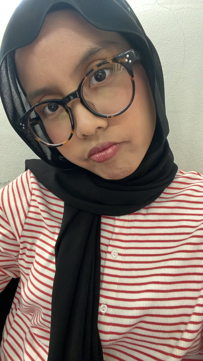 justsofielol's tweet photo. guys yg liat aku pake garis garis sapa plis https://t.co/OZ9hyJM0JC