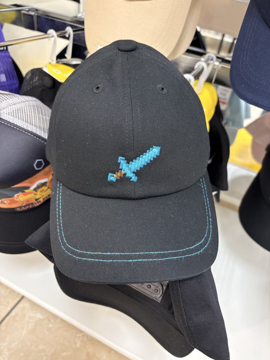 1kNqKxGLdVq6GwN's tweet photo. 【拡散希望】

本日10時40分頃、江東区のイオンで購入したばかりのマインクラフトの帽子（値札付き）とエコバッグが、ほんの少し目を離した隙に盗まれました。

イオンと警察には届け出済みです。

現場には防犯カメラが設置されており、映像に映っている可能性があります。

子どもが楽しみにしていた帽子です。 持ち去った方は、どうか返してください。

#拡散希望
#盗難
#落とし物
#江東区
#イオン
#マインクラフト
#誕生日プレゼント