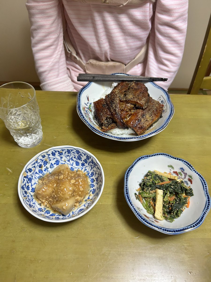 gotou_haruo's tweet photo. 今朝は、母親の介護に行きました。
昨日のウナギと惣菜2品で朝食でした。
食欲旺盛で夏を乗り切ろう。 https://t.co/uvwGRx7cJd