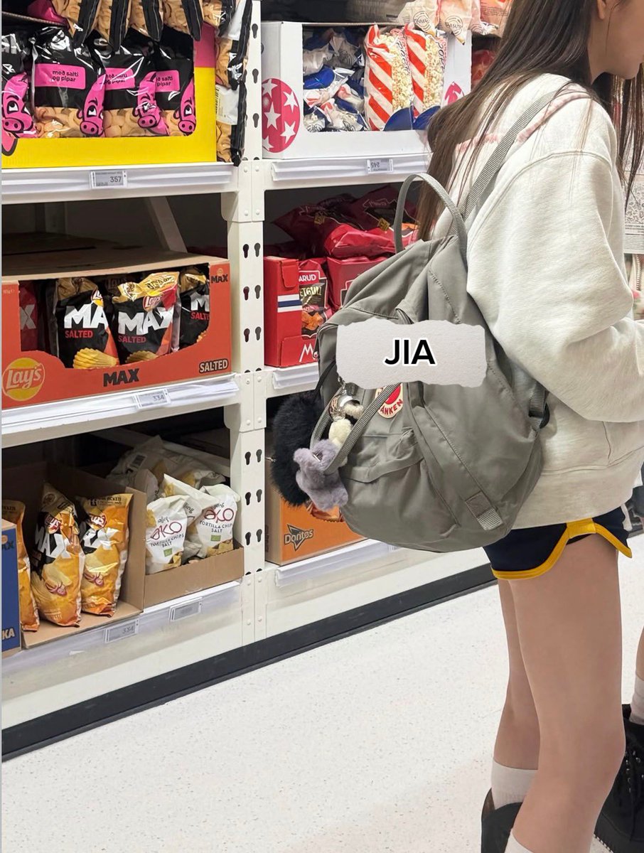 joshuafangirl's tweet photo. Our observations

This looks like it was taken while they were filming overseas

#SEOHEE &amp; #JIA seriously have soulmate energy. Same height, same vibe, they almost look like twins

The snack name &amp; price make us think the location was Iceland or Finland

#TUIDE #튜이드 #ABDNGG https://t.co/CF09Kzdaz3