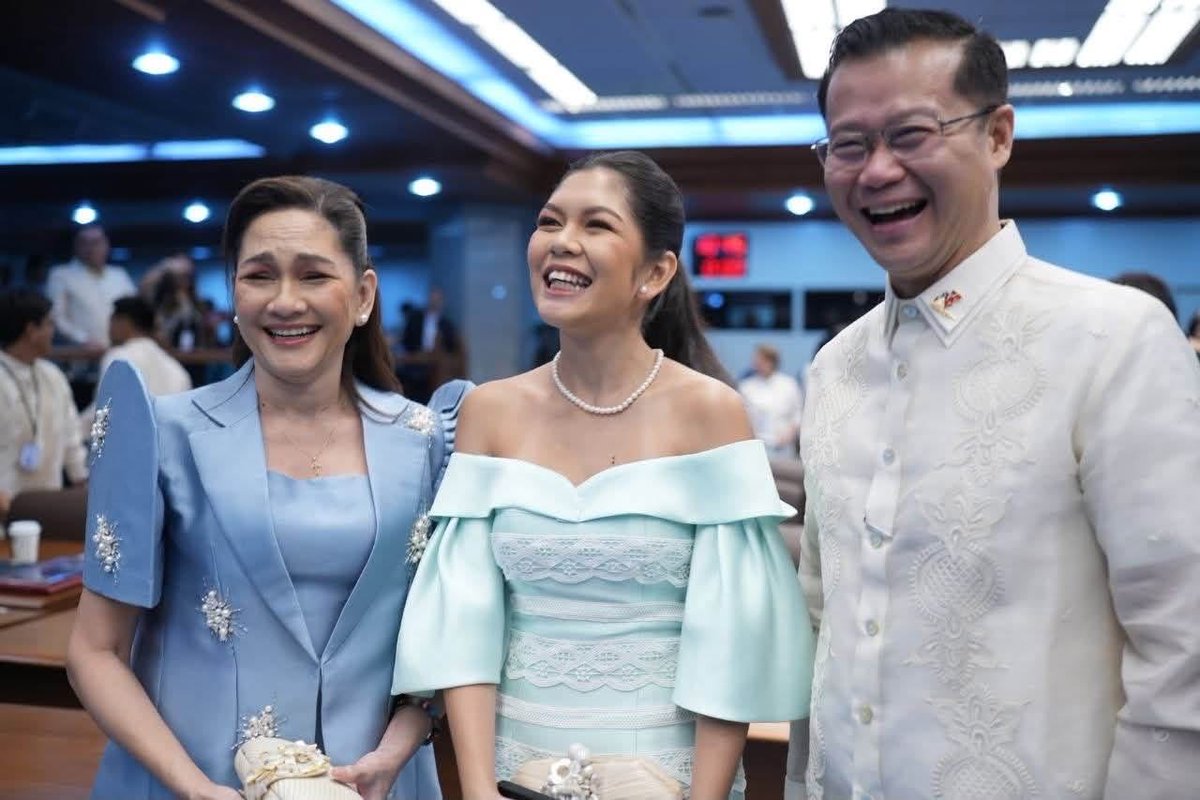 WinRiOFC's tweet photo. hindi naman po sila masyadong kinikilig?

WINRI SA SONA
#WinRiSelfie https://t.co/DHbWUv2MzT