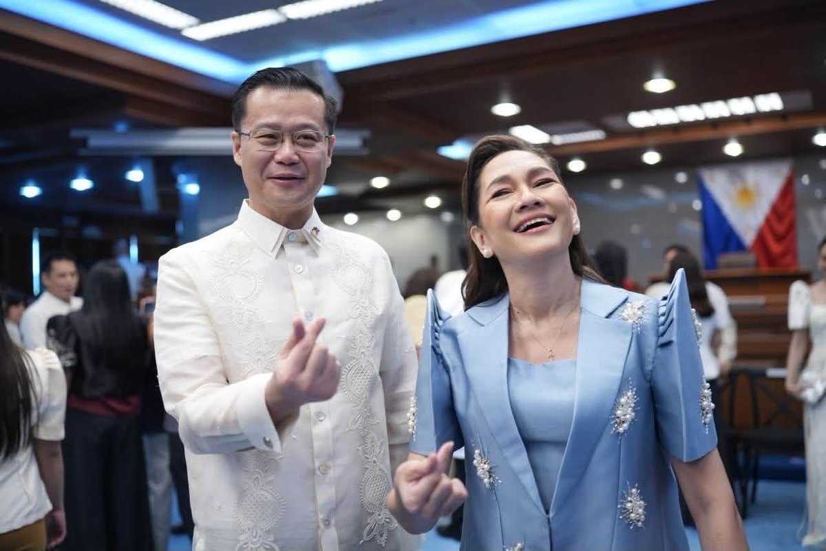 WinRiOFC's tweet photo. hindi naman po sila masyadong kinikilig?

WINRI SA SONA
#WinRiSelfie https://t.co/DHbWUv2MzT