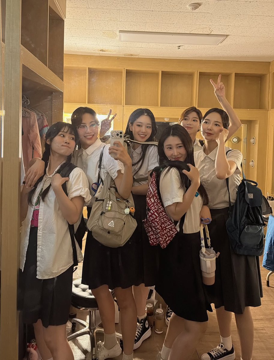 Dooimsy's tweet photo. 여자가 2명이상 잇으면 마음이 따뜻해지고 너무 좋은 걸 뭐라고 설명하는 단어가 잇을거같은데...ㅜ https://t.co/HucXgxBafT