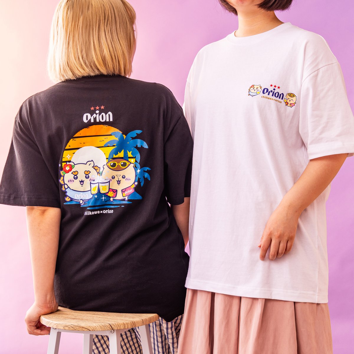 crank_in_trend's tweet photo. 『ちいかわ』×「オリオンビール」コラボTシャツ発売決定！　Tシャツは全2柄をラインナップ✨️
https://t.co/LGH03Yw5G0

🌺シーサーが沖縄の伝統的な踊り「カチャーシー」を元気いっぱいに踊る姿をイメージしたデザイン

🍺「オリオン」ロゴ入りの服を着たシーサーとくりまんじゅうが夕暮れ時の沖縄の海辺で「オリオン クリアフリー」を片手に乾杯する様子をデザイン
#ちいかわ