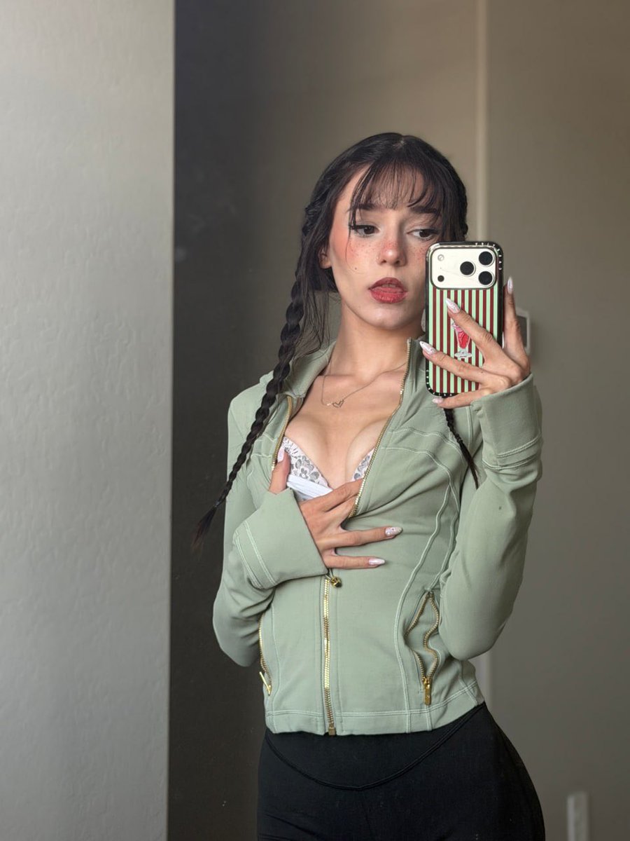 Katrinalight15's tweet photo. i sentence you to 2hr makeout session with me https://t.co/1TORVBf4DH
