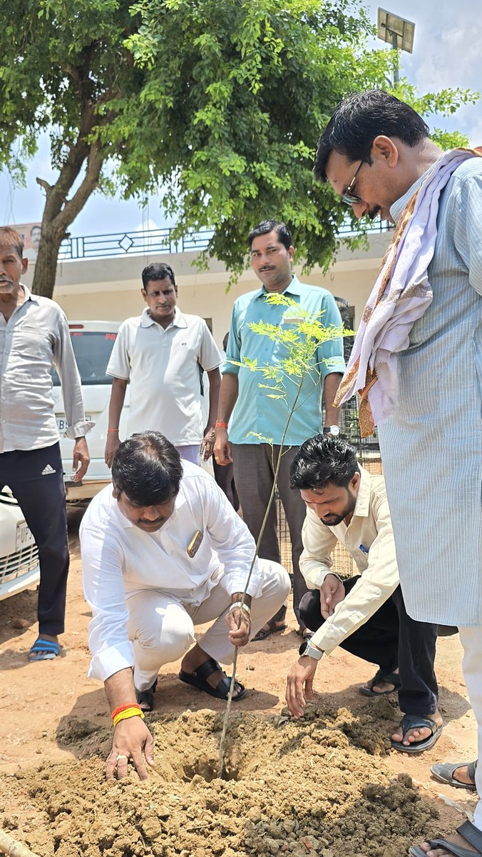 VineetBjp41's tweet photo. #वृक्षारोपण
आज जिला मंत्री भाजपा श्री मनोज गुप्ता जी के प्रतिष्ठान पर नि.विधायक श्री सुनील वर्मा जी के साथ वृक्षारोपण किया।

#विनीत_जायसवाल
नगर अध्यक्ष भाजपा 
लहरपुर नगर 
सीतापुर https://t.co/fLb9wxWxGC