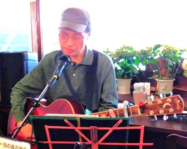 tanuki73's tweet photo. 市内のカフェでライブ出演してきました。緊張して喉が委縮？声帯を震わせて声を出すだけで精一杯。何回やってもステージに一人で立つと怖くて怖くて・・。慣れる人も居るかも知らんけど、私は怖くてダメみたい・・。何回出ても怖い。練習の時みたいに滑らかに声が出なくて困りました。 https://t.co/W8aza28PsT